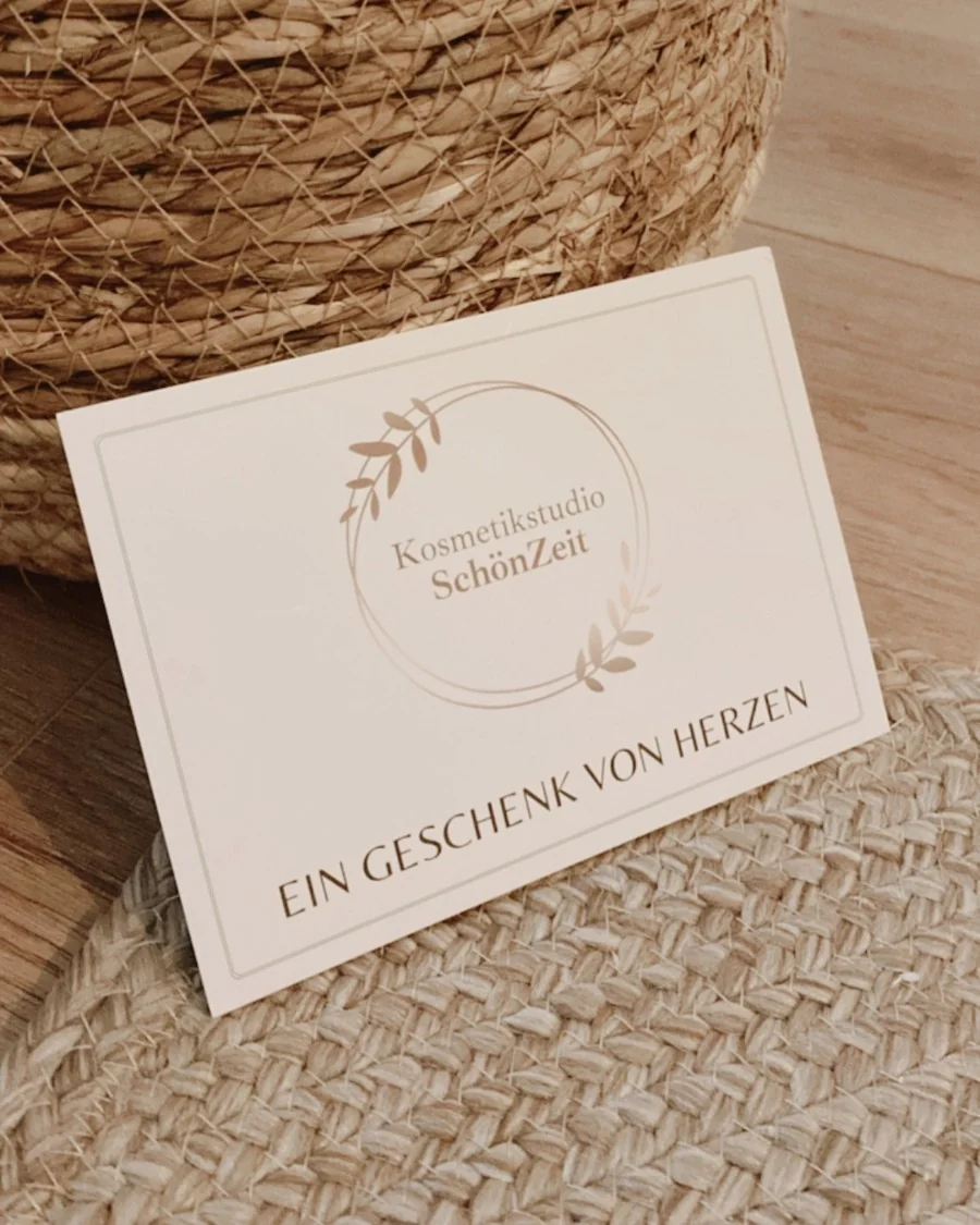 Rückseite der Gutscheinkarte mit dem Schriftzug Ein Geschenk von Herzen