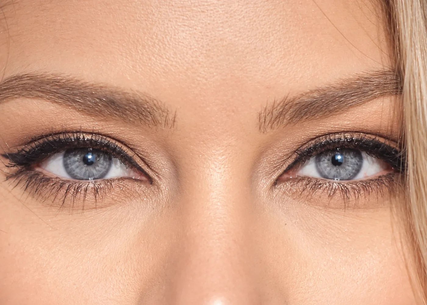Gepflegte Augenbrauen und Wimpern in Nahaufnahme