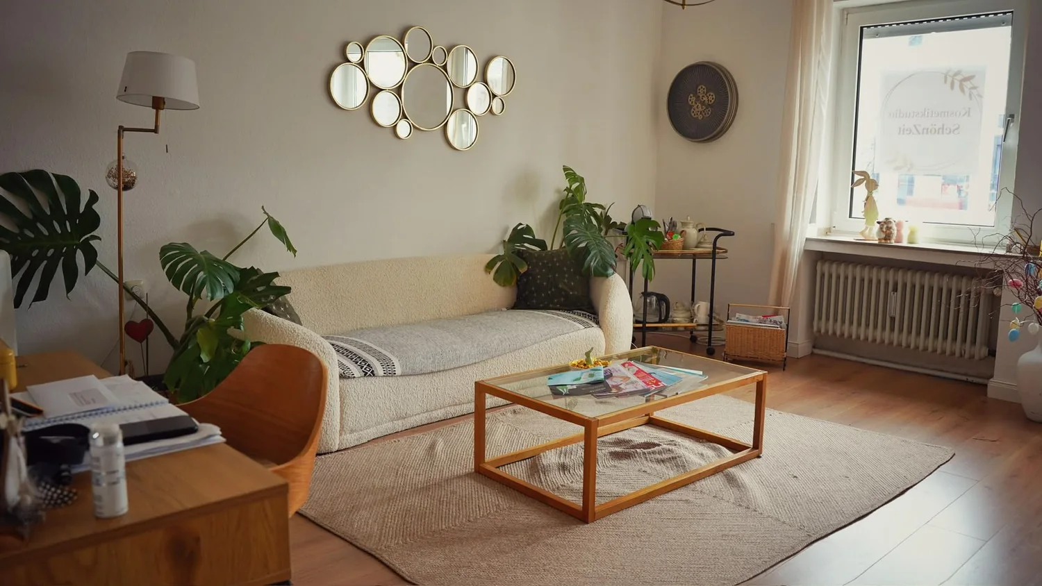 Wartebereich mit Sofa, Spiegeln und Couchtisch im Kosmetikstudio SchönZeit