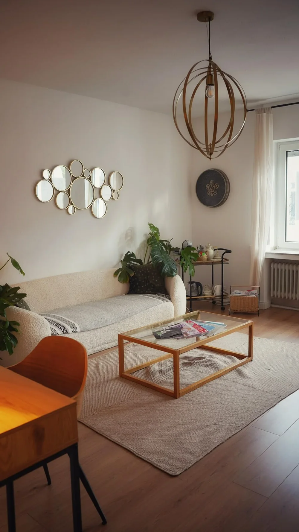 Sitzecke mit Pflanzen und goldener Stehlampe