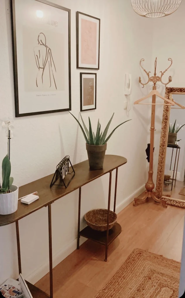 Flur mit Bildergalerie, Garderobe und Standspiegel